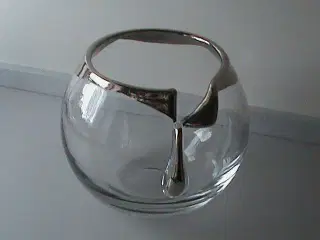 Klar glasskål bowle udført med dekoreret krave