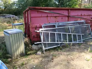 Div. Gitterafskærmning samt 2 stk. skraldespande