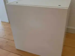 Kommode og væg skab, 250 kr.