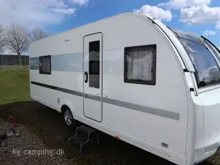 2024 - Adria Adora 572 UT   Lækker Kampagnevogn med enkeltsenge. Smartbox - Dometic tagmonteret Aircondition - Alde Centralvarme.