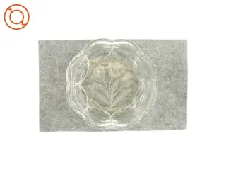 Skål i klart glas med blomst i bunden