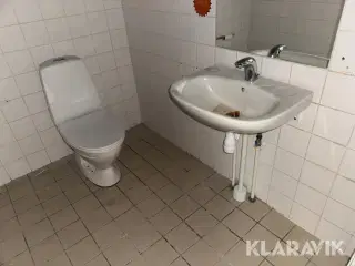 Lot med håndvaske og toiletter