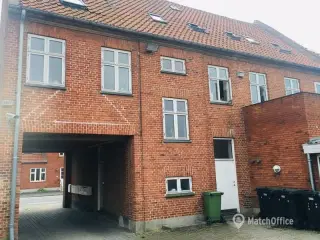 Velholdt rødstensejendom med både bolig- og erhvervslejemål