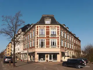 Flot og velbeliggende butik/kontor på Strandvejen