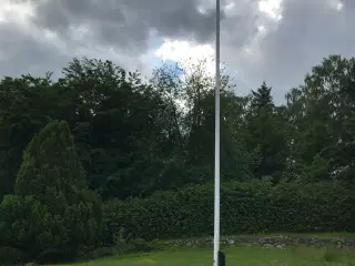 Flagstang i perfekt stand foræres væk