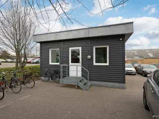 Centralt og praktisk velbeliggende kontorpavillion.