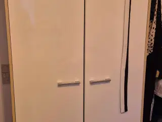 Tøjskab fra JYSK – i stil med BIRKELSE-serien