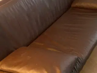 Arkitekttegnet stilren sofa i flot læder