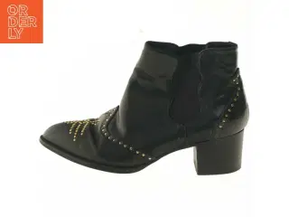 Sort støvler med nitter (str. 38 )