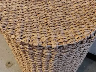 Vasketøjskurv i søgræs