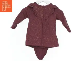 Bordeauxrød kjolebody med guldprikker og flæser fra En Fant (str. 62)