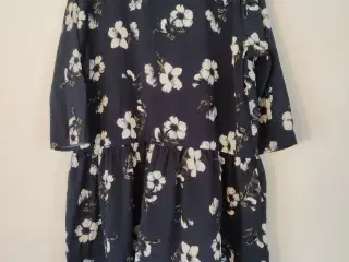 Mørkeblå tunika kjole med hvide blomster str. Xxl