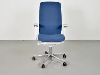 Kinnarps capella white edition kontorstol med blåt polster og armlæn