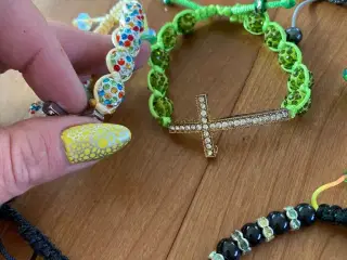 Nye knyttede armbånd