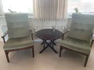 Højrygget stol + bord