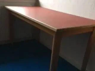 Skolebord og kontorstol til børneværelset