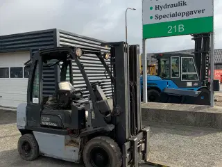 Nissan 2500kg diesel truck.