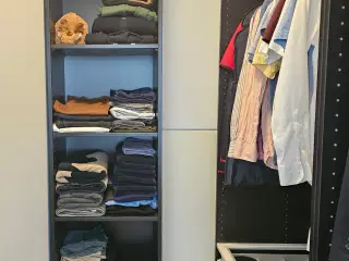 Garderobeskabe / Closet shelving in good condition