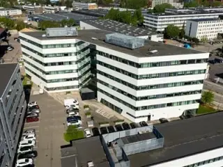 På 1. etage udlejes 687 skønne m² med stor synlighed ud til Ring3 i Herlev