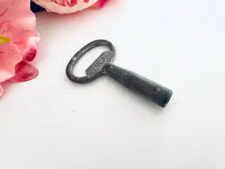Ældre trekantet nøgle med patina 