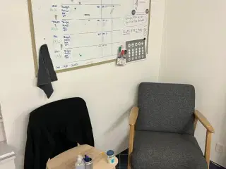 2 stole samt whiteboard