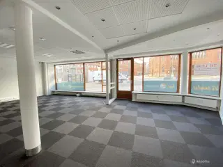 Momsfrit butiks- / kontorlejemål med stor synlighed - i alt ca. 262 kvm