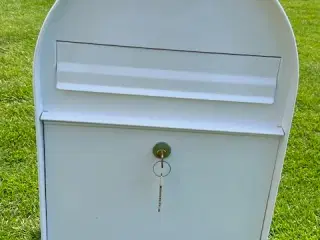Klassisk hvid postkasse