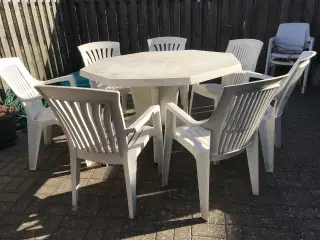 Stort hvid 7 kantet havebord med 7 stole
