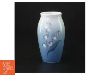 Blå vase med blomster fra Bing & Grøndahl (str. H. 11,5 cm)