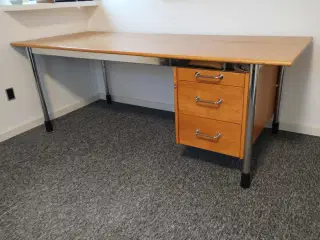 Stort kraftigt skrivebord.