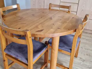 Rundt massivt fyrretræsbord + 4 stole