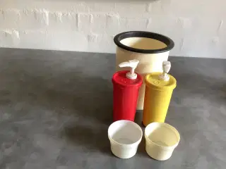 Tupperware ketchup og sennep bøtter