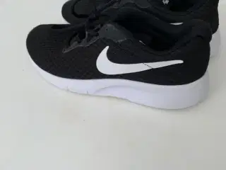Nike  Tanjun