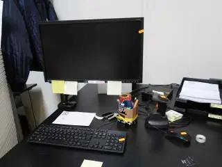 Computerskærm, tastatur, mus, håndscanner samt computer LENOVO