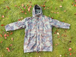 Sælger camouflagetøj til jægere (XL)