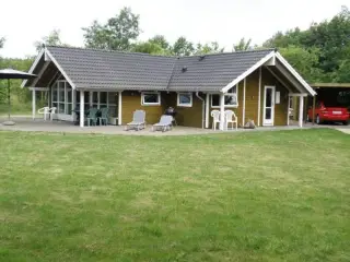 Luksushus med spa, sauna. I hjertet af Arrildferieby. Sommerhus kun 200m til badeland med fri entre. Og 200m til fiskes�