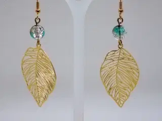 Elegante øreringe med et smukt bladmotiv