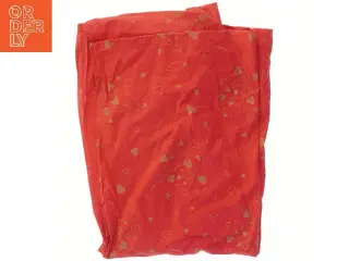 Rødt tekstil med hjerteprint (str. 110x140 cm)
