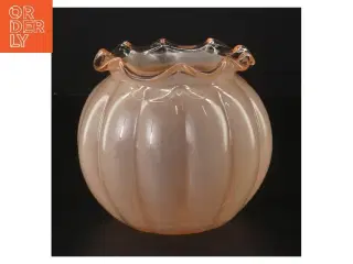 Rosa glasvase med bølget kant (str. Ø 13 cm)