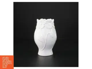 Hvid vase med blomsterdetaljer (str. 16 cm)