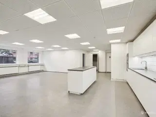 269m² oplagt til kontor med mulighed for showroom eller lager