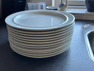 Blåkant middagstallerkener og frokosttallerkener