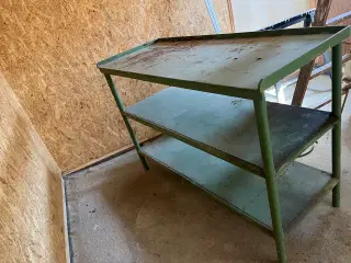 Smedejerns reol solid