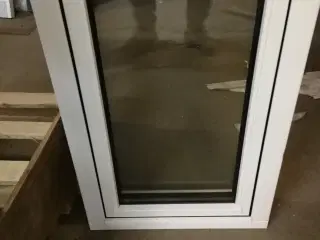 NYT TRÆ/ALU M/3-LAGS GLAS, 62,3X81,8, KR. 1500