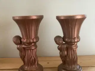 2 piedestaler holdt af engle