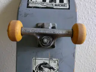 ATM skateboard med Shadow Gullwing trucks 