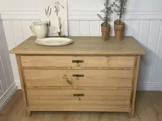 Fin gammel kommode