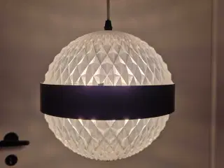 Sjælden kuglelampe i plast med mavebælte i metal