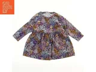 Kjole med blomstermønster fra Name It (str. 104)