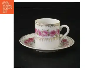 Porcelænskop og underkop med rosenmønster (str. 11 x 6 cm)